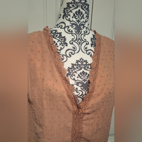 XL Elegant Tan Sleeveless Top - Picture 5 of 5